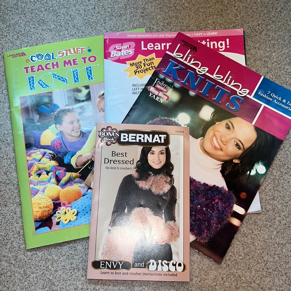 Lot of 4 Knitting and Crochet magazines/books Leisure Arts educational booklets